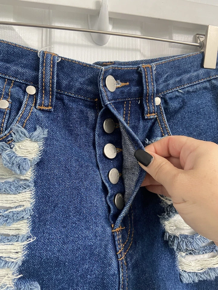 Minkpink 纽扣门襟仿旧牛仔短裤蓝色 S 码 — 第 2/4 张图片