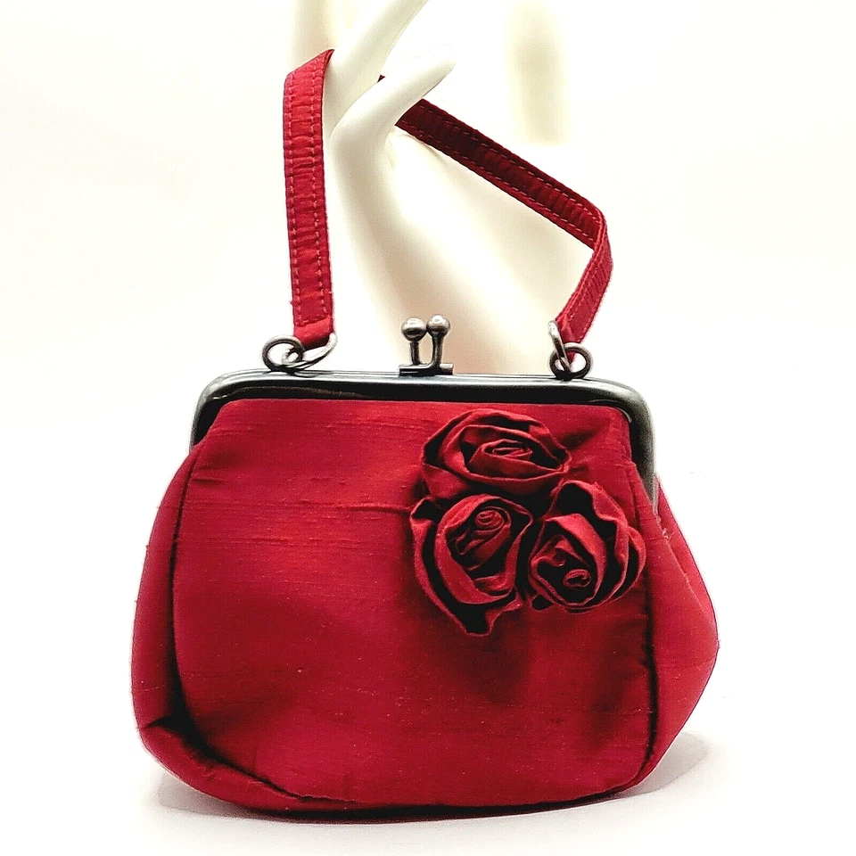 Cartera Janie and Jack Roja Seda Pequeña con Mango con Flores y Cierre de Bloqueo de Beso 2007 Foto 2 de 4