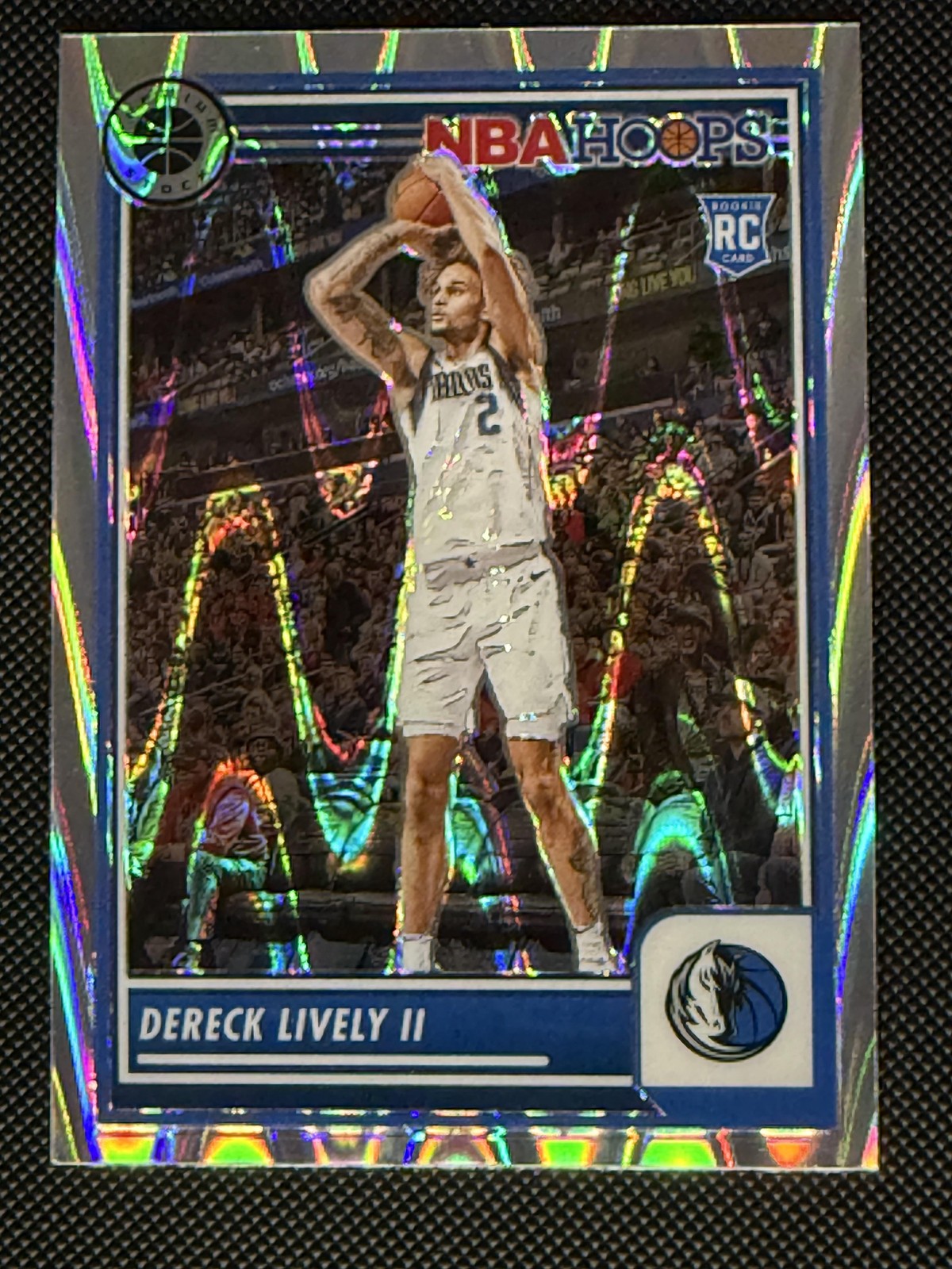 2023-24 Hoops Premium Stock #253 Dereck Lively II Seismic Prizm