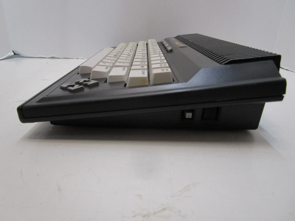 COMMODORE PLUS/4 COMPUTER +4 310163 HEATSINKS TESTED AND WORKING LOT #28 - Imagem 3 de 4