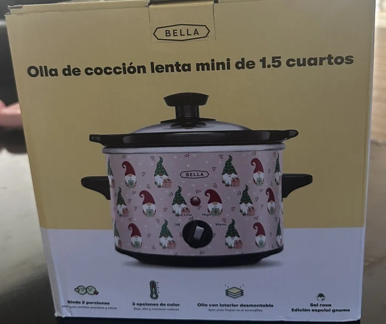 1 New Pink Gnome Holiday Christmas Bella 1.5  QT Slow Cooker 2 People CUTE Gift