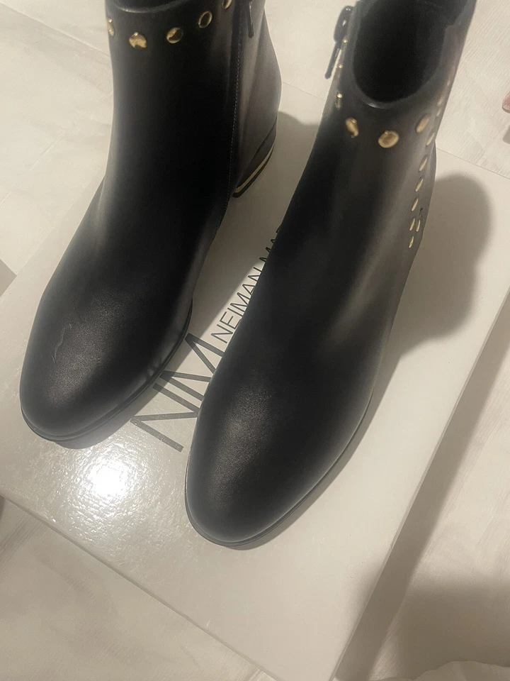 BOTAS TOBILLERAS, TACHONADAS, NAPA NEGRA NEIMAN MARCUS Foto 2 de 4