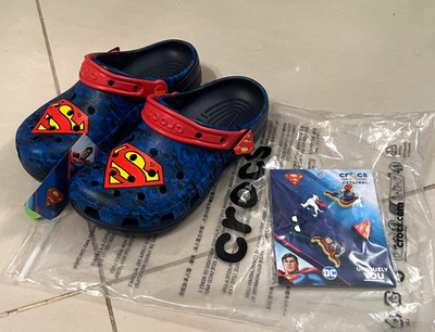 Neu Crocs x DC Comics ''Superman'' Clogs Unisex Gr. 37-38 UK 4-5 mit Jibbitz