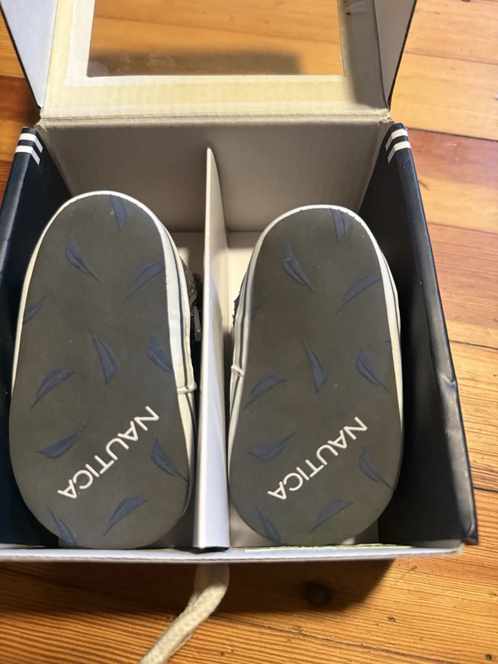 Серый и белый Nautica Baby размер 2 кроссовки новый в коробке никогда не носил - Изображение 2 из 4