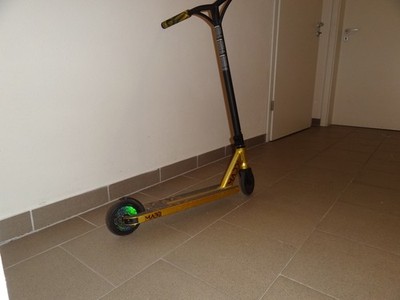 Madd Gear Freestyle Stunt Scooter MG5 Axion Kickscooter Kinder Roller Trick Helm