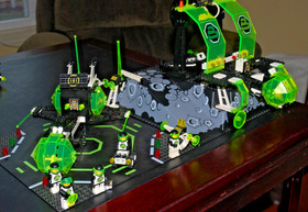 4 Blacktron II Lego sets:  6988, 6933, 6887, 6832, complete.  Alpha Centauri.