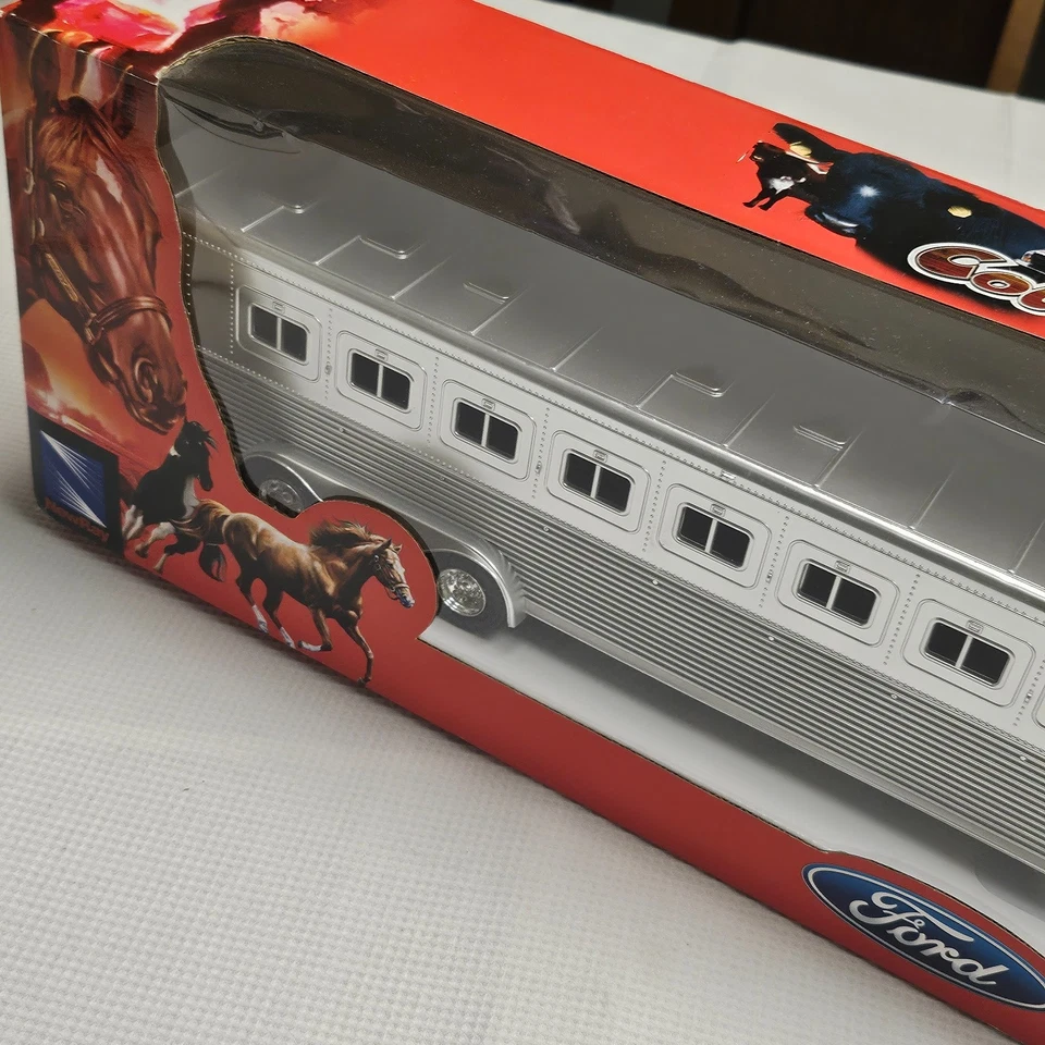 Large Ford Country Life F350 Horse Truck With Hauler NEW IN BOX 1:32 Die-Cast - Image 3 of 4