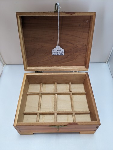 Vintage Hand carved Cedar wood box hinged lid Dovetail Jewelry, Cigar, Trinkets - Bild 3 von 9