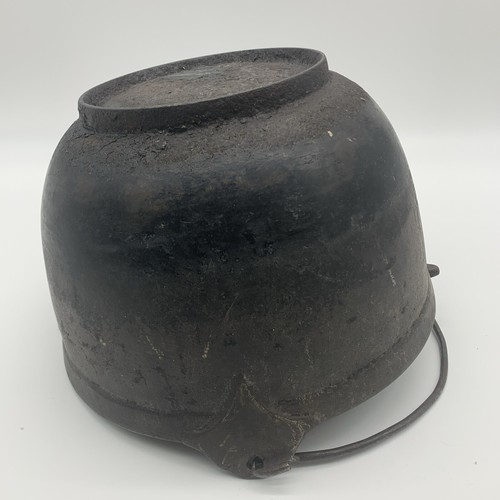 Antica pentola caldaia in ghisa - Patrimonio artigianale e culinario senza tempo - Foto 11 di 17