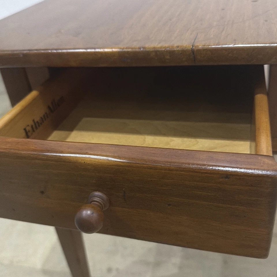 Mesa auxiliar rectangular vintage de pino natural Ethan Allen Foto 2 de 4