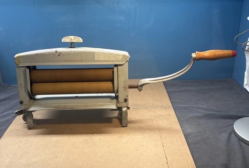 ANTIQUE VINTAGE HAND CRANK CLOTHES WRINGER OLD FARM EASTATE