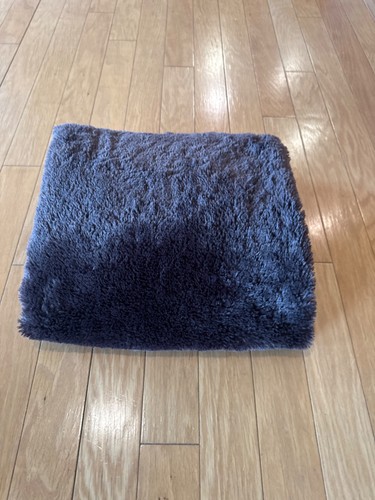 BEAUTIFUL BLACK BLANKET 4’ X 4’ IN EXCELLENT CONDITION - Picture 3 of 3