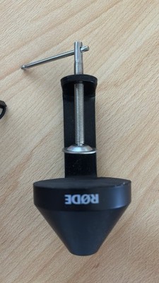 RØDE Mikrofon-Spinne Shock Mount stoßdämpfend mit Tischklemme, Schwarz