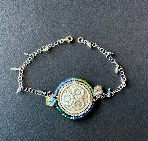 Bracciale in cammeo corniola e perline swarovski blu/verde su montatura argento - Foto 1 di 5