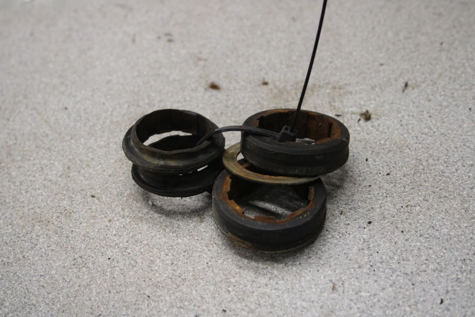 1973 Honda CB125S AMORTECEDORES DE BORRACHA PARA FARÓIS N2-1110.MF - Imagem 2 de 3