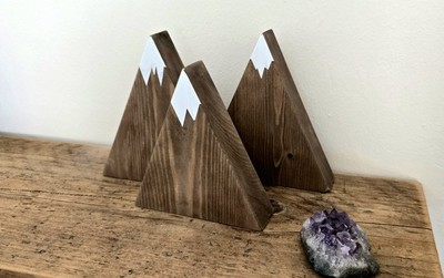 Bergdeko aus Holz Handarbeit braun weiß Top