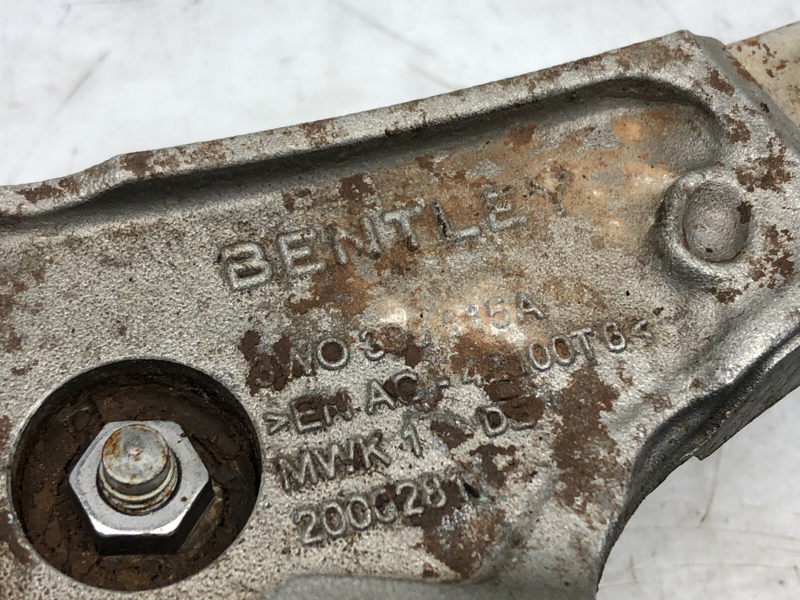 2014-2018 BENTLEY FLYING SPUR V8 AWD TRANSMISSION CROSSMEMBER MOUNT BRACKET OEM.
