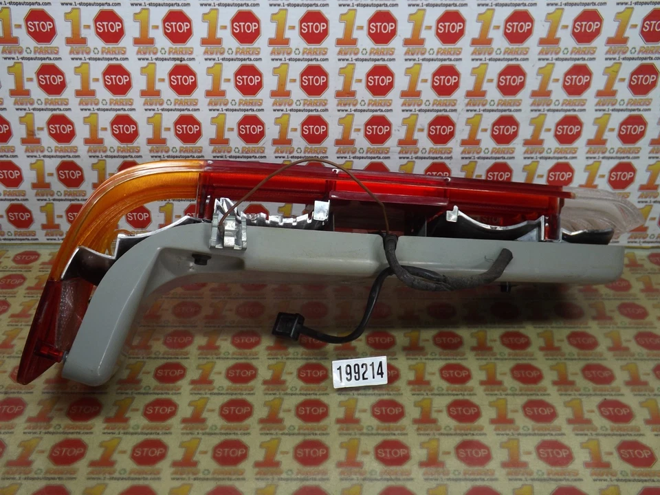 1973-1980 MERCEDES BENZ 450SL DRIVER LEFT SIDE REAR BRAKE TAIL LIGHT OEM - Image 4 of 4