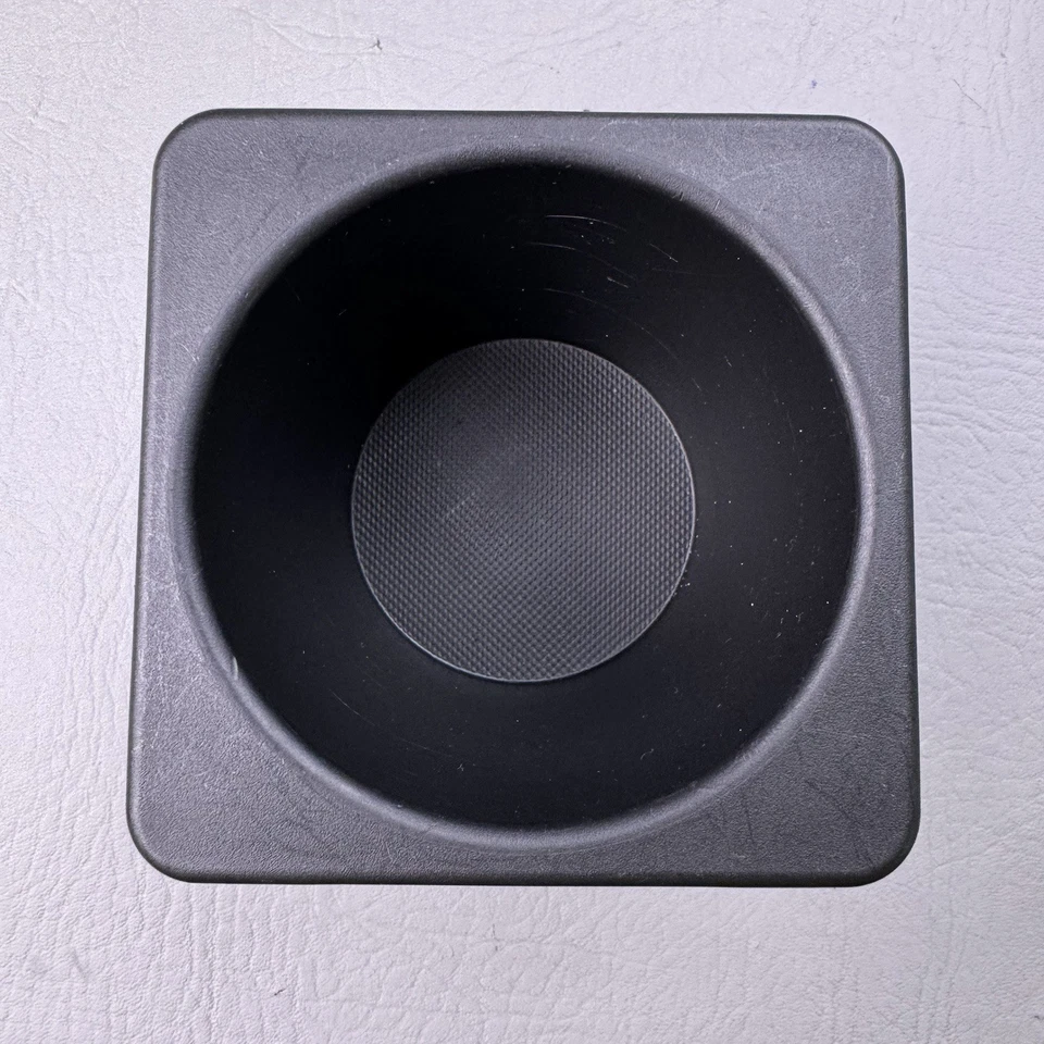 Центральная консоль Toyota Prius V 2012-2017 годов выпуска нижний выдвижной подстаканник вставной изготовитель оборудования - Изображение 2 из 4