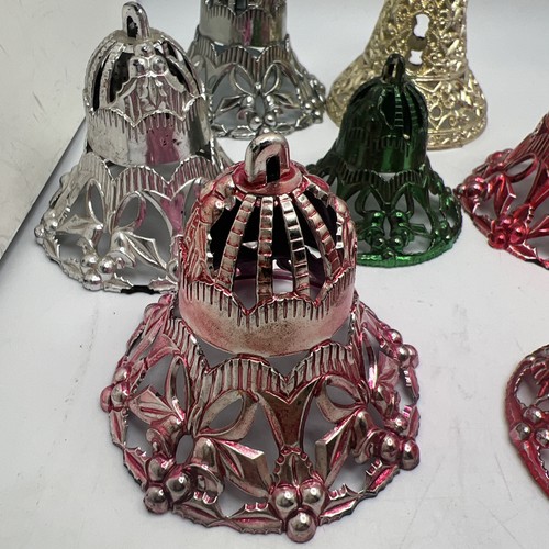 7 Vintage Bradford filigrane Glocken Kunststoff Weihnachtsschmuck 50er Jahre - Bild 4 von 5