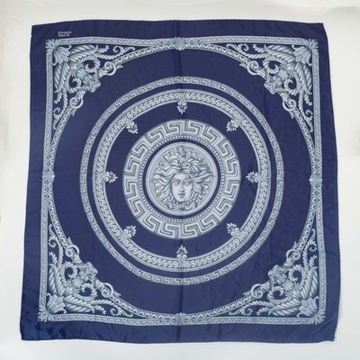 Gianni Versace. Exklusives Schal aus reiner Seide in tiefblau mit dem Medusa ...