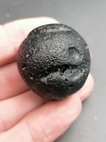Tektite Philippinite Rizalite sphere 37, 47g / 3,1 cm Open Bubble Impact glass - Picture 7 of 17
