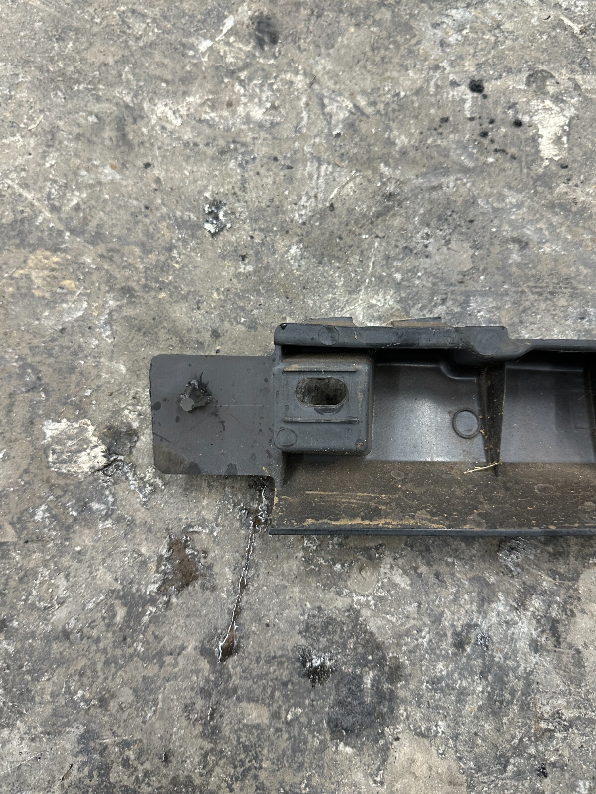 2014 AUDI R8 OEM REAR LEFT DRIVER SIDE SKIRT ROCKER MOUNT BRACKET 420 853 921