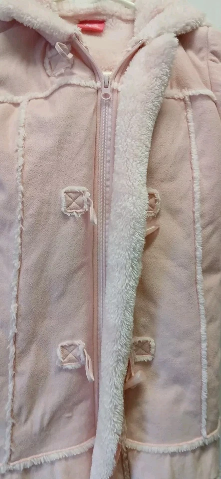 Barbie Rosa Imitación Gamuza Piel Niñas Invierno Chaqueta Abrigo Talla 8 Con Sudadera con Capucha Foto 4 de 4