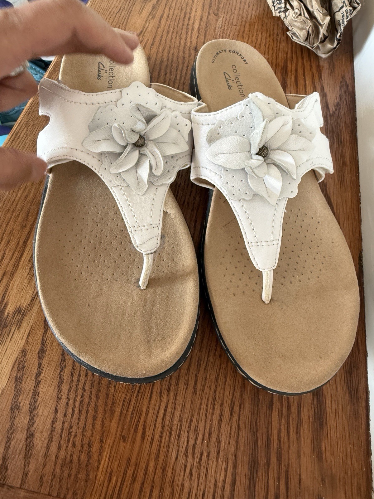 APL Sandali donna Clarks taglia 9 M bianchi in pelle tanga regolabile scarpe comode