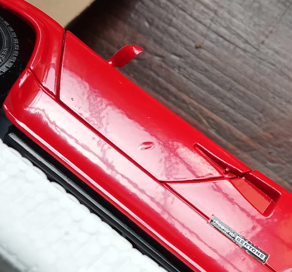 BBurago-  Lamborghini countach 5000 ( errore di produzione sull'adesivo ) 1/24 - Immagine 3 di 3