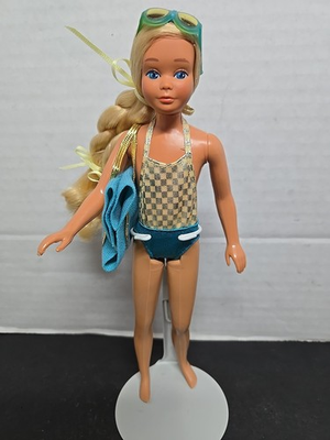 #ad Vtg 1984 Barbie Sun Gold Malibu Skipper Doll W Foldout Bag. With Stand No Box $25.00