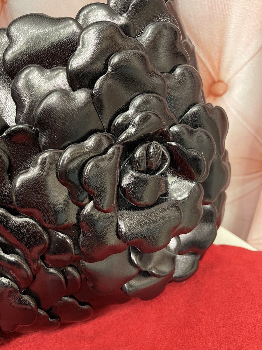 希少☆ヴァレンティノ　ハンドバッグ　ローズエンボス加工　型押し　花柄　ブラック Valentino Garavani Atelier 03 Black Rose Edition Small