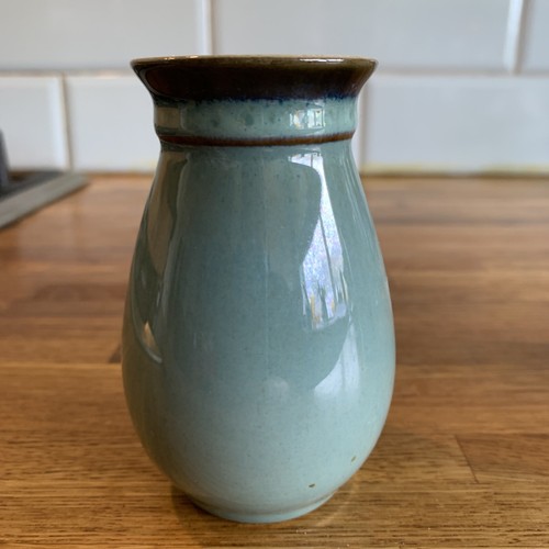 Beautifully Made Small Green Ceramic Vase With Banding Around The Neck. Exc Cond - Picture 7 of 7