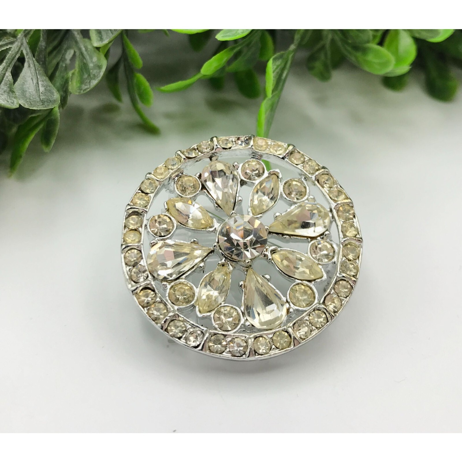 Rhinestone brooch circle shape - image 1