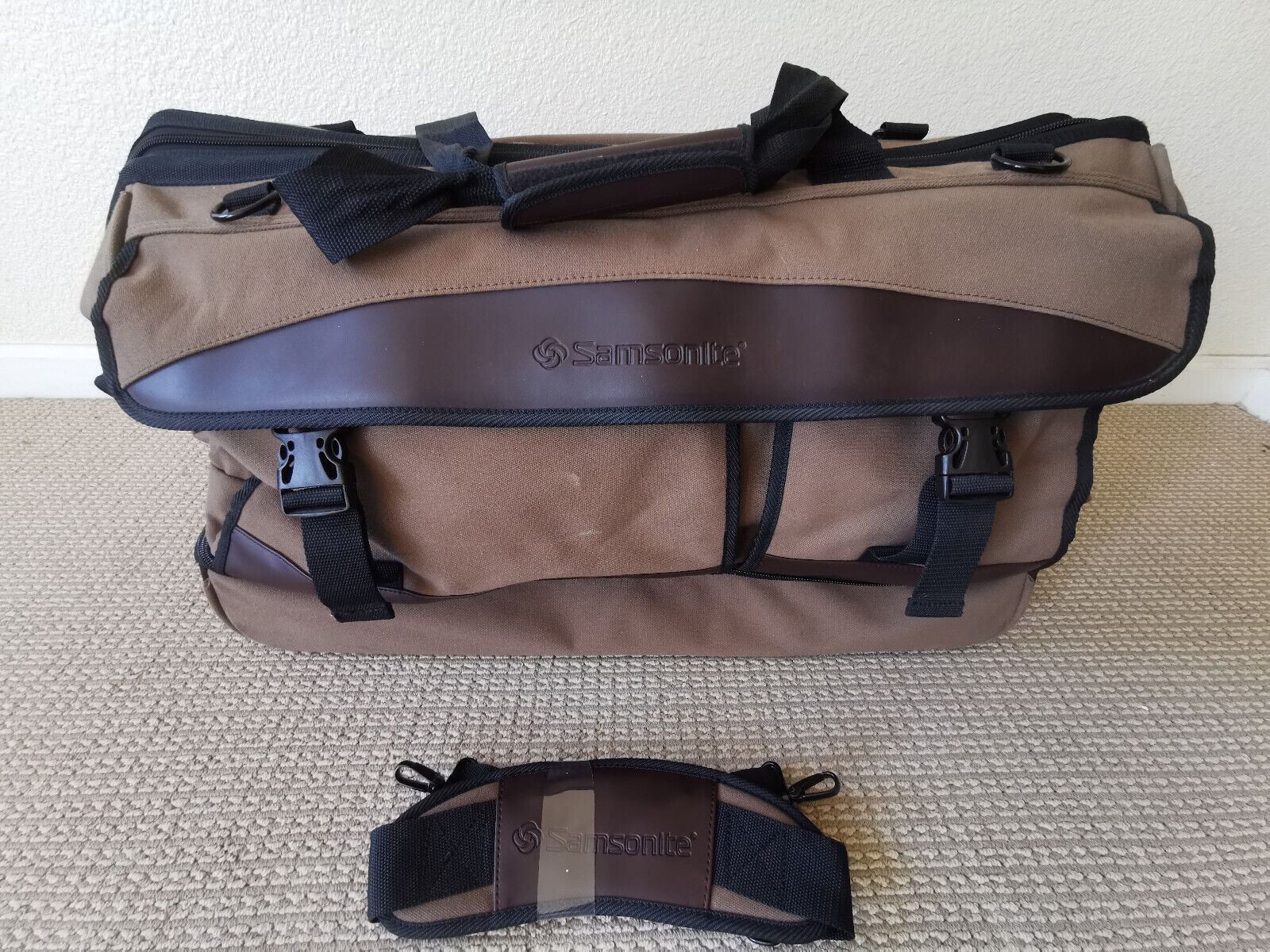 Mua Túi Trống Michael Kors MK Travel Large Duffle Bag In PVC Signature  Brown Màu Nâu Đen - Michael Kors - Mua tại Vua Hàng Hiệu h101688