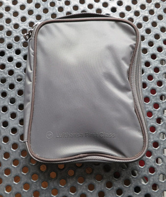Lufthansa First Class Amenity Kit, Bogner, grau
