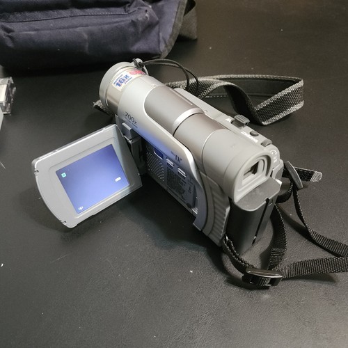 JVC Digital Video Camcorder GR-D70U With Bag Charger Battery Remote Parts Only - Picture 3 of 16
