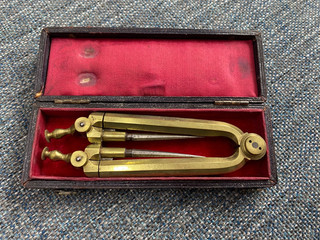 ANTIQUE BRASS PILLAR FOLDING POCKET COMPASS & DIVIDER SET IN ORIGINAL CASE
