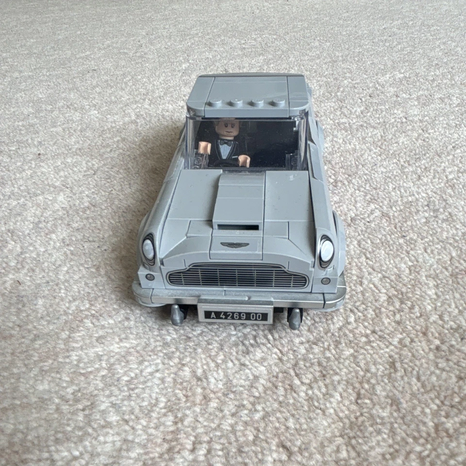 LEGO Creator 10262 James Bond Aston Martin DB5, photo 2 of 5