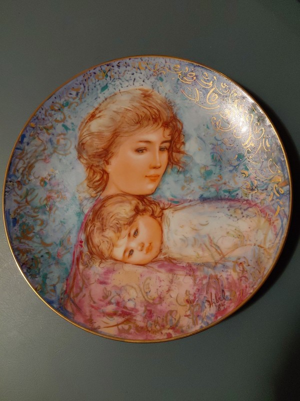 Edna Hibel 1984 Mother's Day "Abby & Lisa" Limited Edition Collector’s Plate