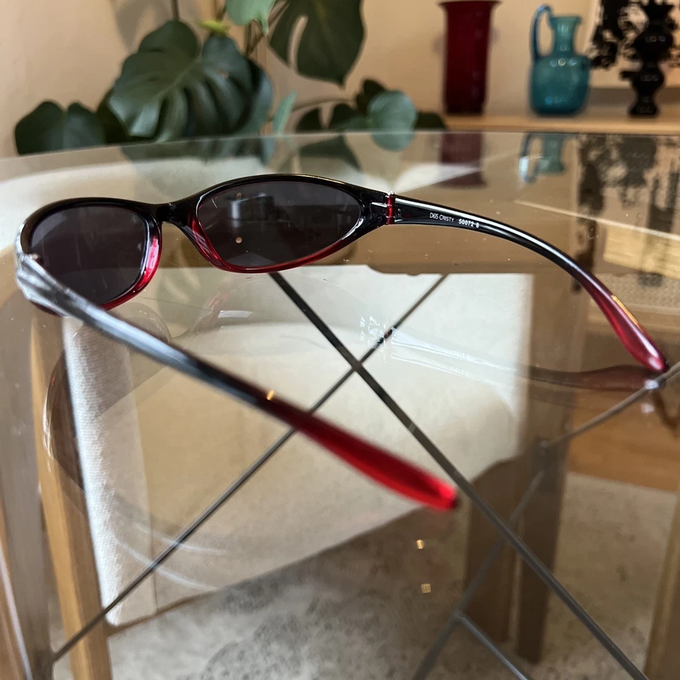 Gafas de sol envolventes Bugaboos “Christy” marco rojo-negro, estilo escudo deportivo Y2K Foto 3 de 4