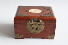 Ancienne boite à bijoux chinoise vintage en bois laqué avec sculpture asiatique en relief