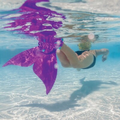 Finis Meerjungfrauenschwanz Monoflosse - Swim Delphin Kick Schwimmflosse lila blau Glitzer