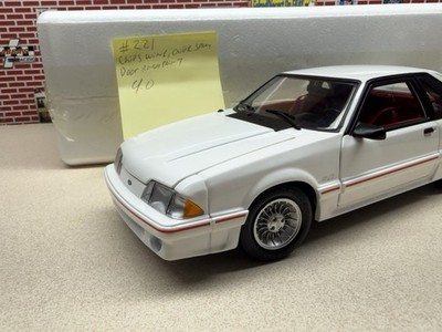 1/18 GMP 1988 Ford Mustang GT White Red Interior 19001 Blemished