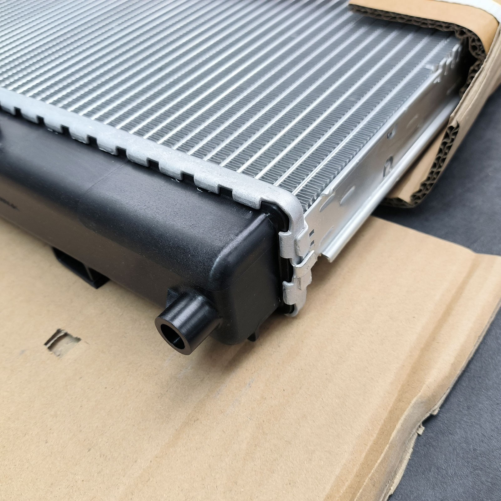 17118673371 Radiator for 2014-2017,2019-20 BMW i8 Base 1.5L Electric/Gas I12 I15