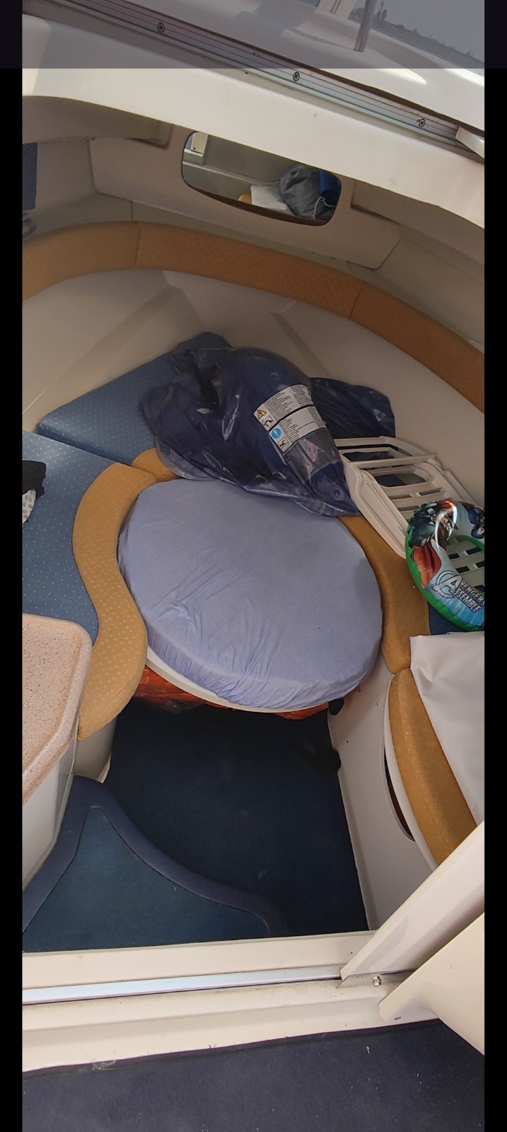 Motoscafo cabinato bianco con prendisole, tendalino bimini e sedute interne foto 2