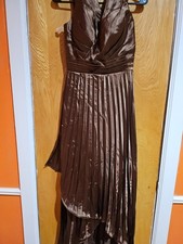This stunning halter neck dress features a beautiful pleated skirt. It has a gat