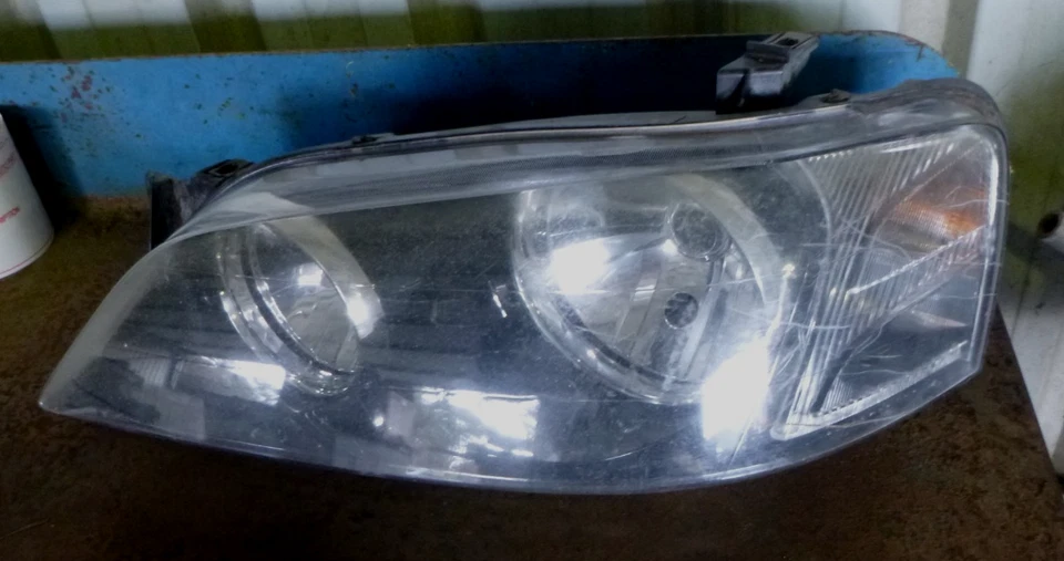 Ford Falcon BA Left Headlight (black) — 第 2/4 张图片