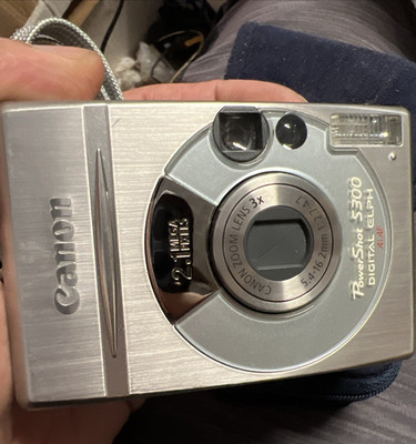 Canon PowerShot S300 Digital ELPH 2.1MP Digital Camera - Silver