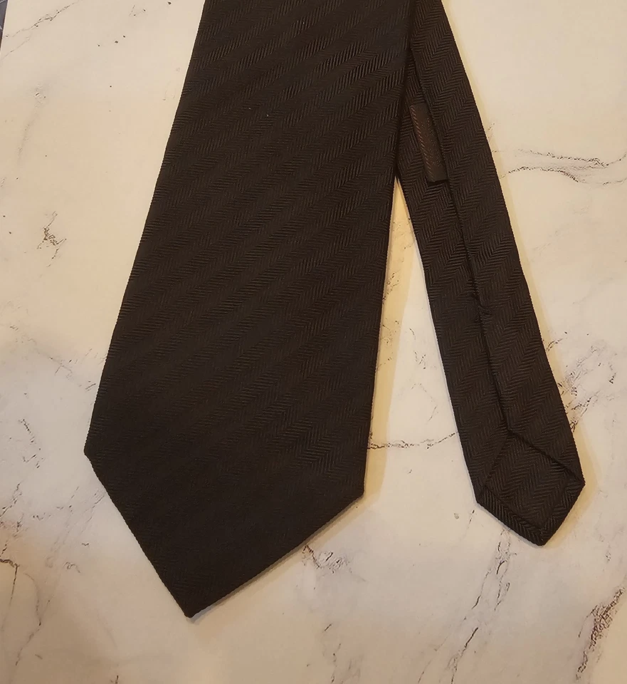 Gravata masculina PRADA MILANO PRETA/DOURADA SEDA 3D C 3,75" L X 57" FEITA NA ITÁLIA - Imagem 2 de 4